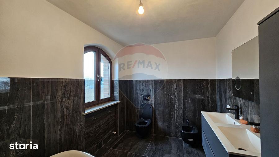 Casă cu 5 camere cu Teren 840 Mp în Șcheia