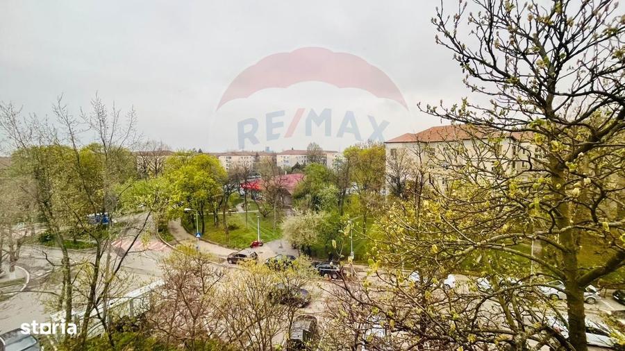 Apartament cu 3 camere semidecomandat, mobilat în Rogerius