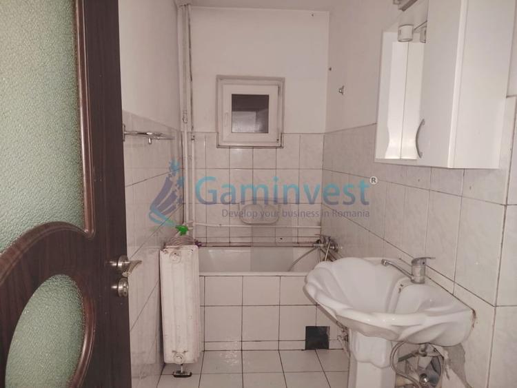 Apartament cu 3 camere semidecomandat, mobilat în Cantemir