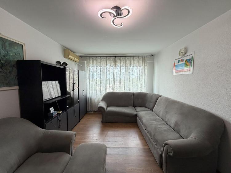 Apartament cu 3 camere semidecomandat în Titan