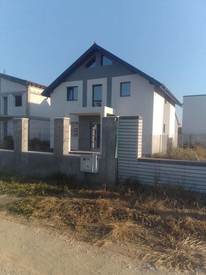 Casă cu 4 camere în Exterior Vest