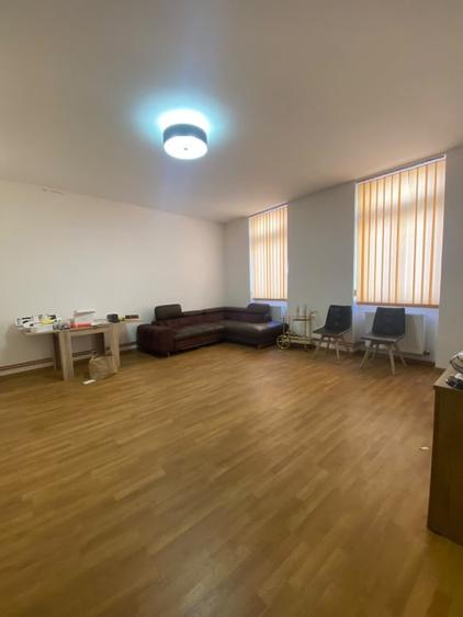 Casă individuală cu 5 camere cu Canalizare în Central