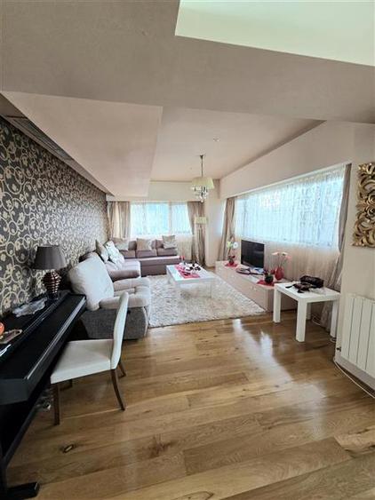 Apartament cu 3 camere semidecomandat, mobilat în Faleza Nord