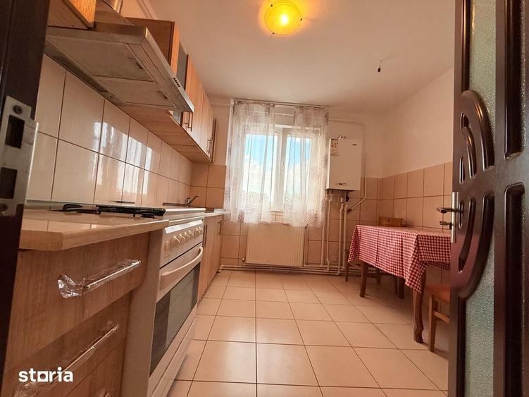 Apartament cu 3 camere decomandat în Podu Roș