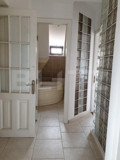 Casă individuală cu 11 camere cu Canalizare în Central