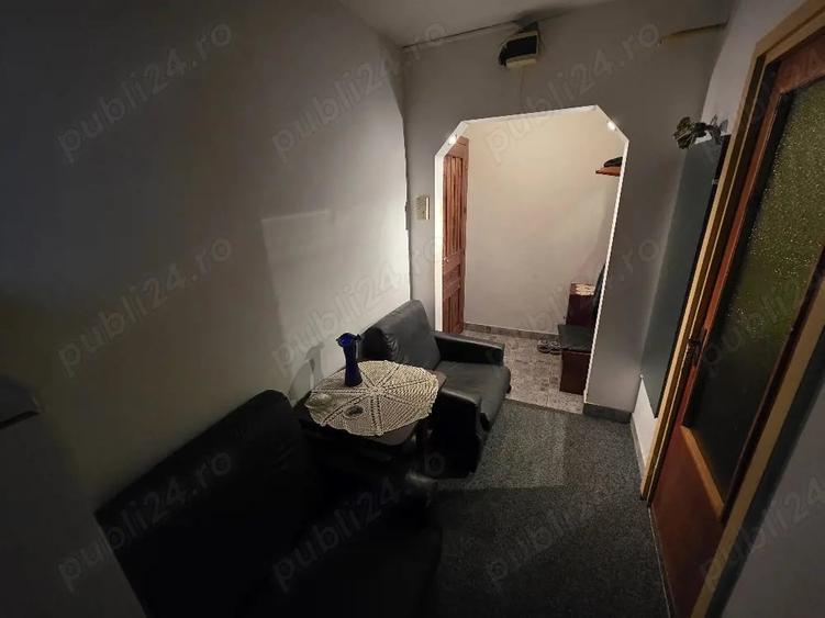 Apartament cu 3 camere semidecomandat în Micro II