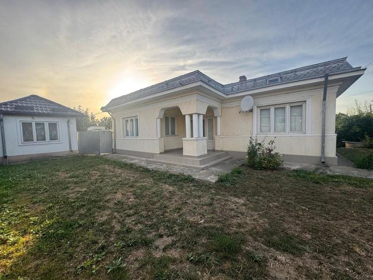 Casă cu 4 camere decomandat în Central
