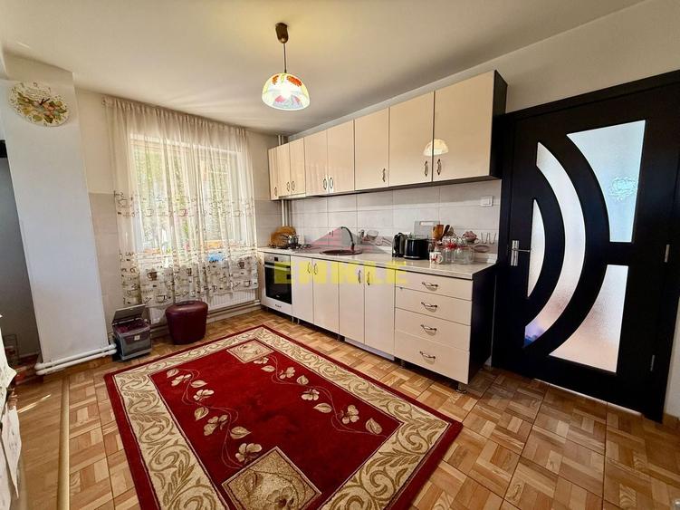 Casă individuală cu 4 camere cu Teren 1800 Mp în Periferie