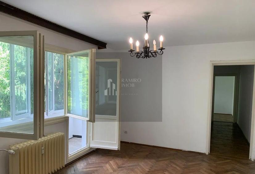 Apartament cu 3 camere semidecomandat în P-ța Reșița