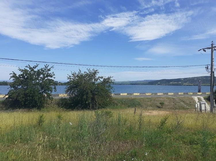 Teren de 1000 mp, în Hinova