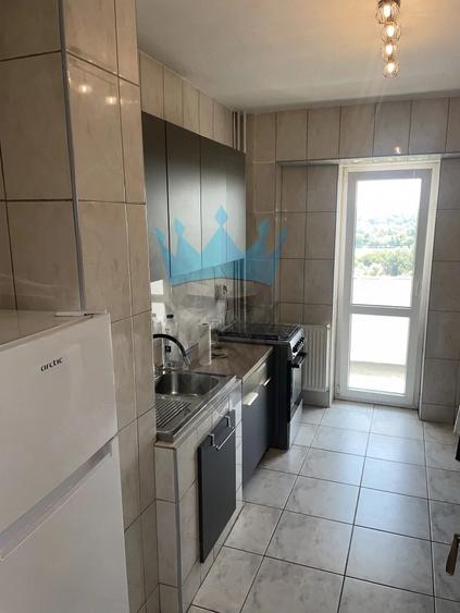 Apartament cu 3 camere semidecomandat în Tineretului