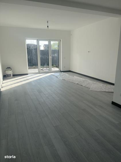 Casă cu 3 camere în Dumbrăvița