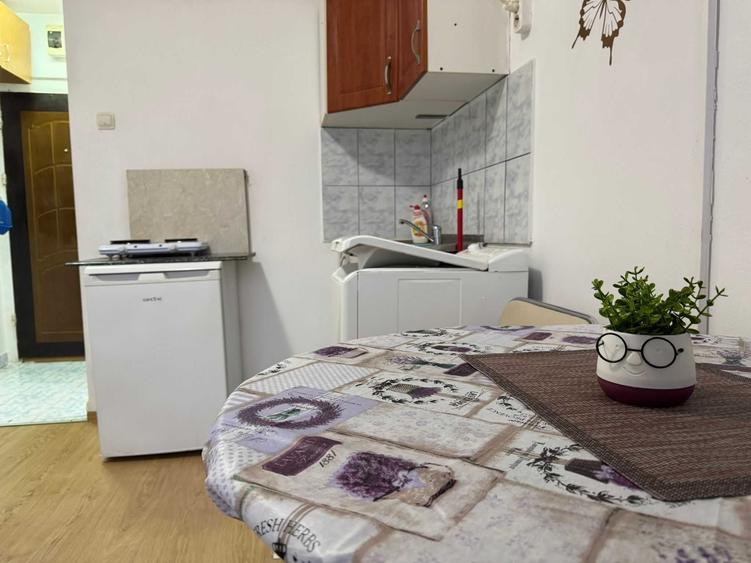 Garsoniera zona Soarelui mobilata si utilata, ingrijita, bloc cu acoperis de tigla - 2