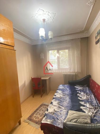 Apartament cu 3 camere semidecomandat, mobilat în Alexandru cel Bun