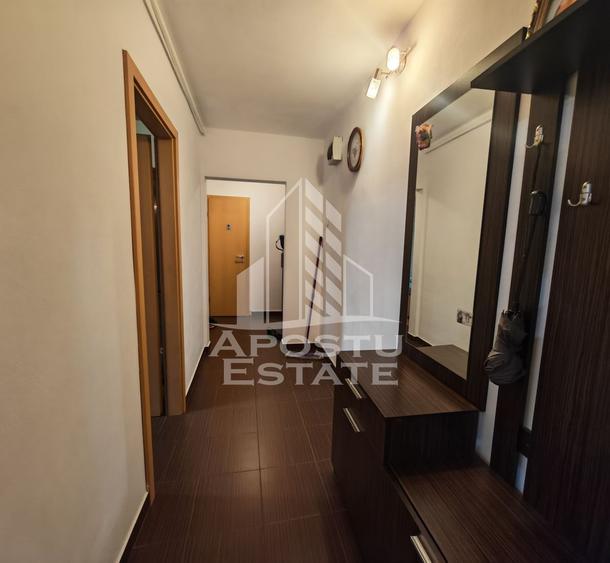Apartament cu 3 camere semidecomandat, mobilat în Torontalului