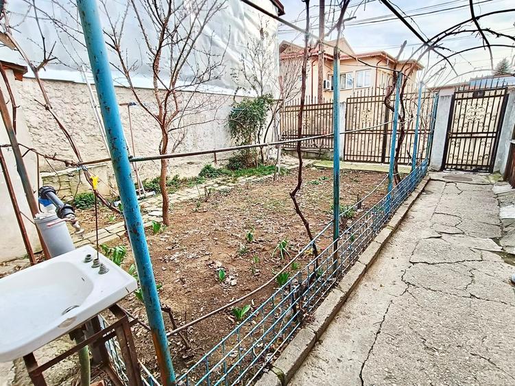 Casă individuală cu 7 camere cu Canalizare în Lujerului