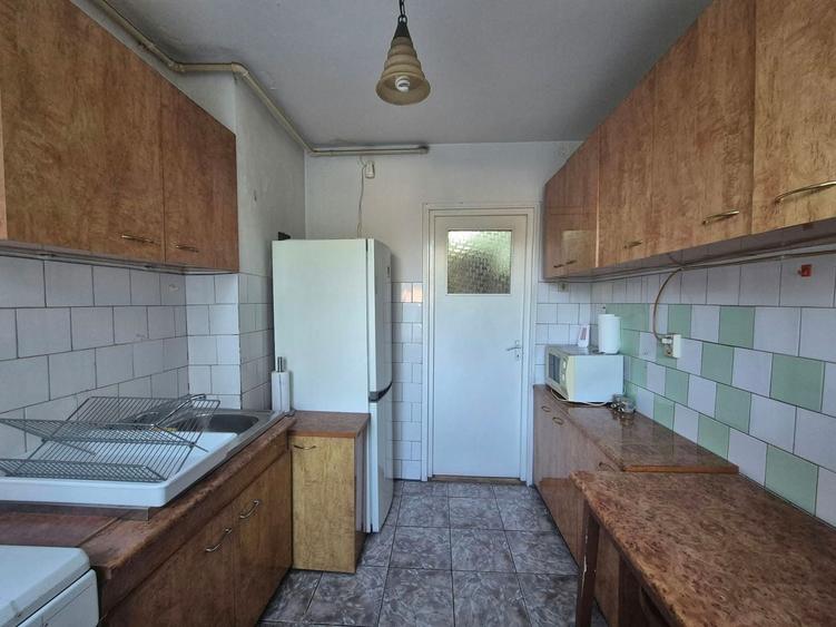 Apartament cu 3 camere semidecomandat, mobilat în Astra