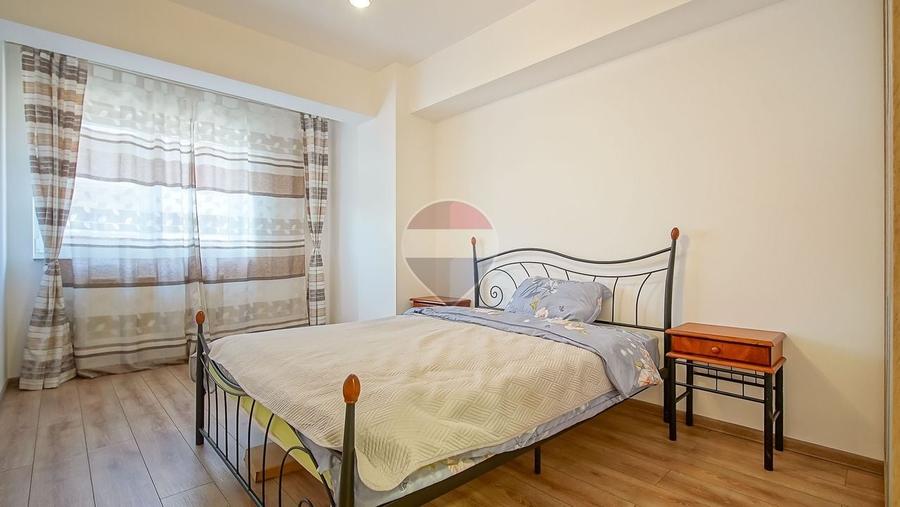 Apartament cu 3 camere decomandat în Tractorul