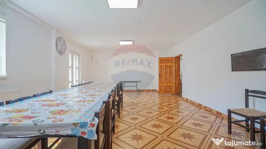 Casă cu 10 camere cu Teren 1137 Mp în Moieciu