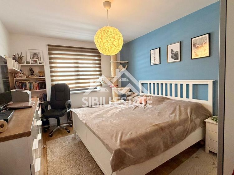 Duplex cu 5 camere cu Canalizare în Cristian
