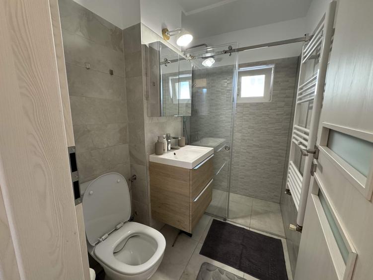 Apartament cu 3 camere decomandat, mobilat în