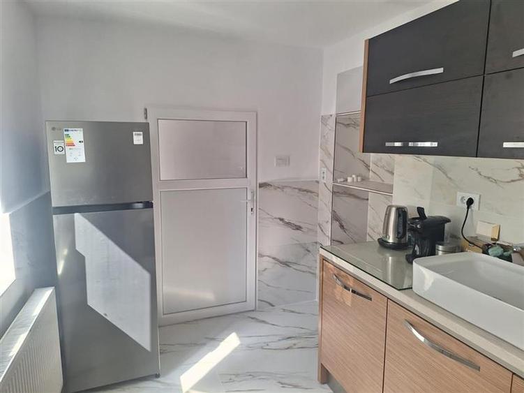 Casă individuală cu 6 camere cu Canalizare în Central
