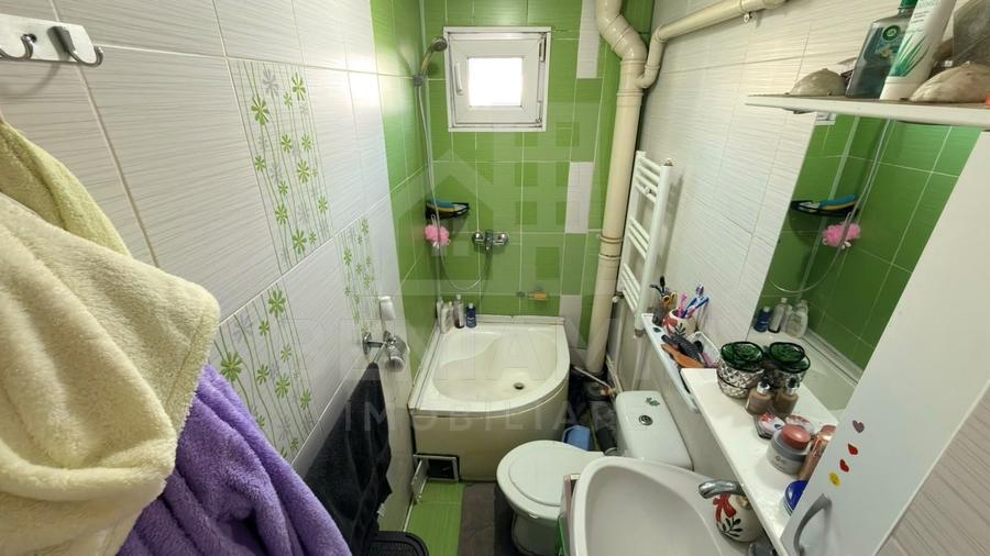 Apartament cu 2 camere semidecomandat, mobilat în Bariera Vâlcii