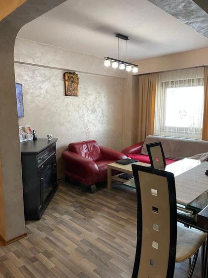 Apartament cu 5 camere decomandat în Peneș Curcanul