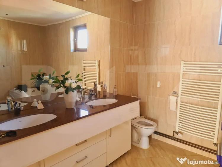 Casă cu 7 camere cu Teren 700 Mp în Central