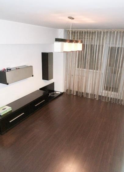 Apartament cu 3 camere semidecomandat, mobilat în Dristor
