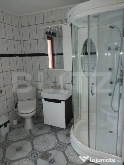 Casă cu 7 camere cu Teren 2000 Mp în Central