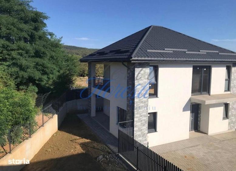 Casă cu 4 camere decomandat în Luna