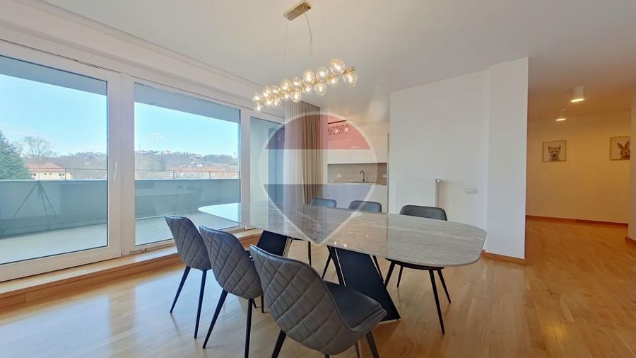 Apartament cu 3 camere semidecomandat, mobilat în Central
