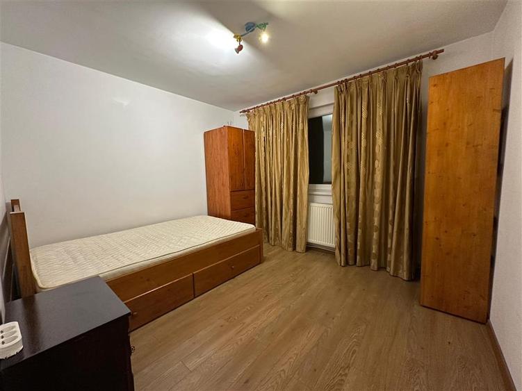 Apartament cu 4 camere decomandat în Podu Roș