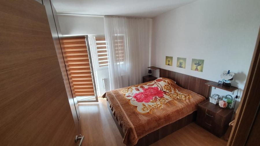 Apartament cu 3 camere decomandat în Cazasu
