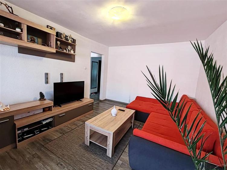 Apartament cu 3 camere decomandat, mobilat în Astra