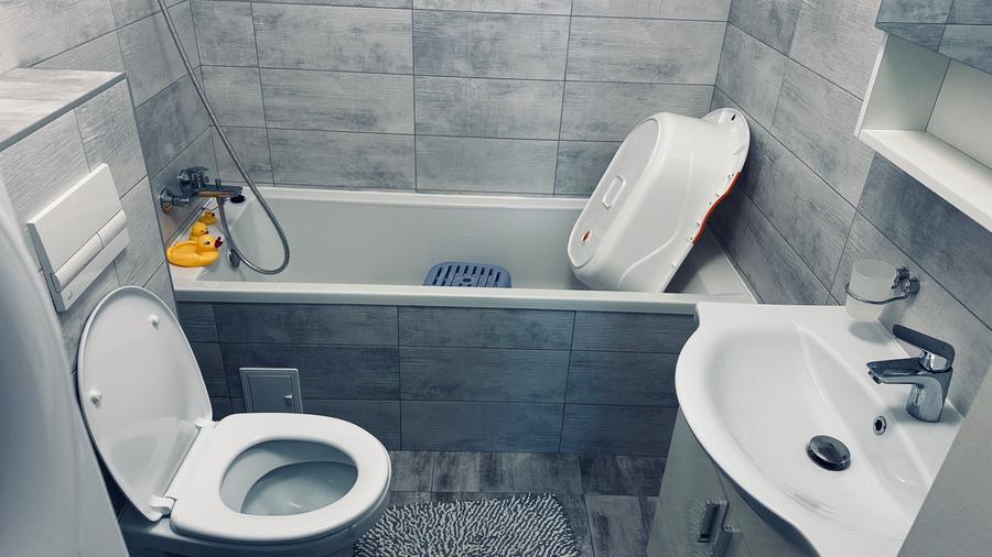 Apartament cu 3 camere decomandat în Torontalului