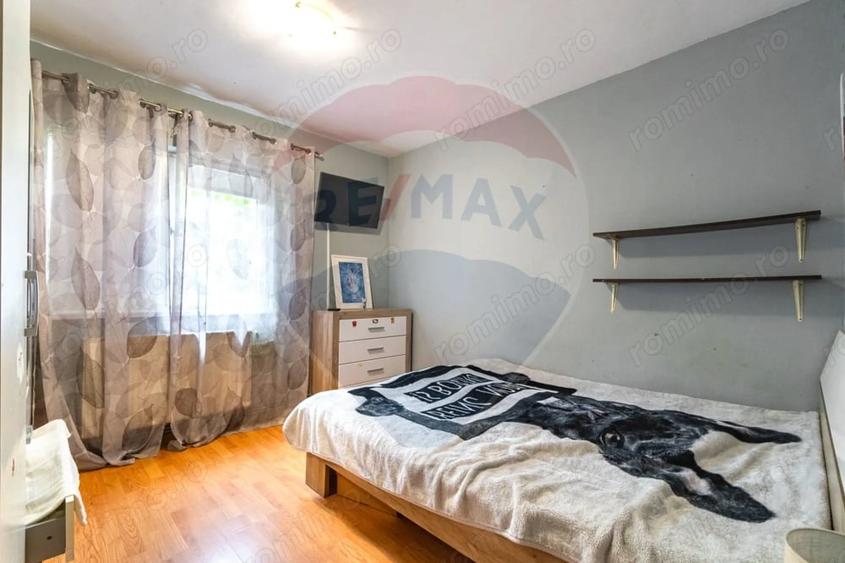 Apartament cu 3 camere decomandat în Tractorul