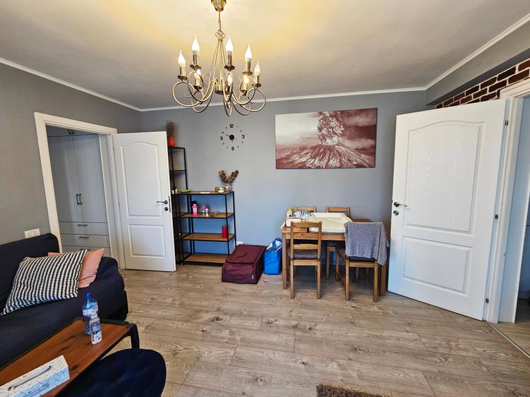 Apartament cu 3 camere semidecomandat în Baba Novac