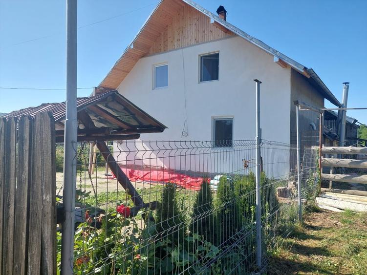 Casă cu 4 camere în Schitu Golești