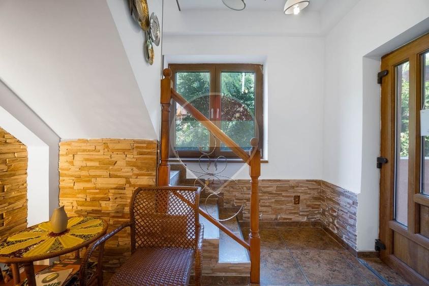 Casă individuală cu 13 camere cu Teren 4780 Mp în Moieciu de Sus