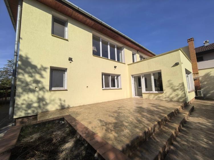 Casă individuală cu 8 camere cu Canalizare în Cetății