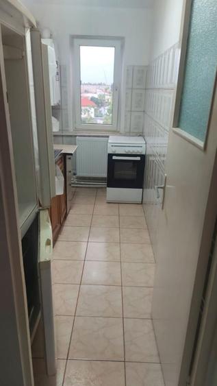 Apartament cu 3 camere semidecomandat în Rahova