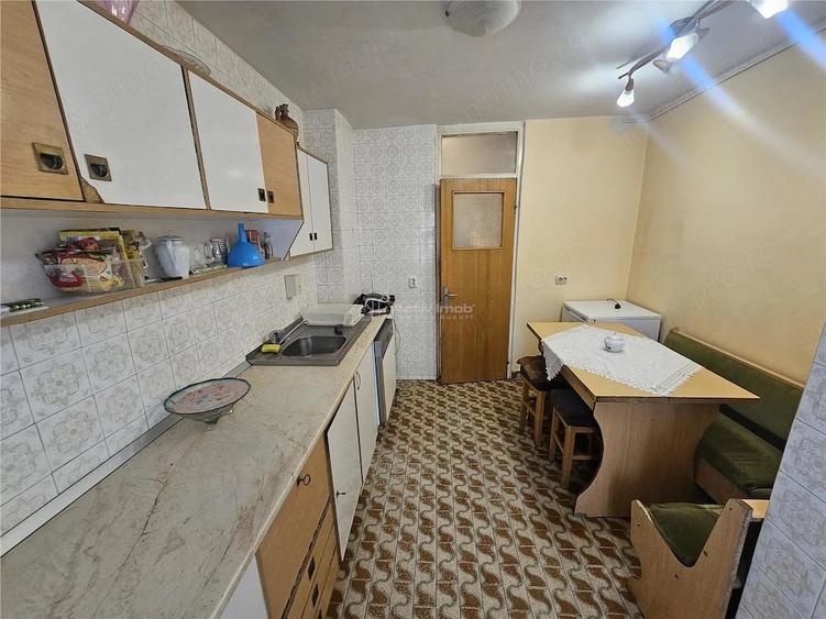 Apartament cu 4 camere decomandat în Micro IV