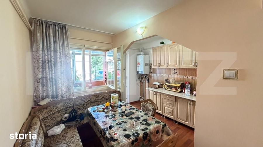 Apartament cu 3 camere semidecomandat în Craiovița Nouă