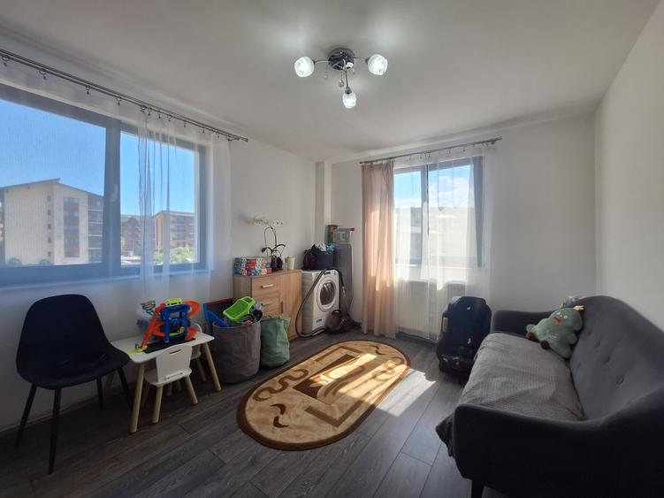 Apartament cu 3 camere semidecomandat, mobilat în Florești
