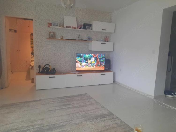 Apartament cu 3 camere semidecomandat în Central