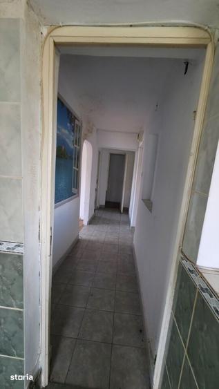 Apartament cu 4 camere semidecomandat în Corabia