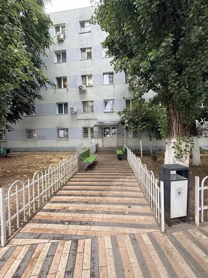 Apartament cu 3 camere semidecomandat în Rahova
