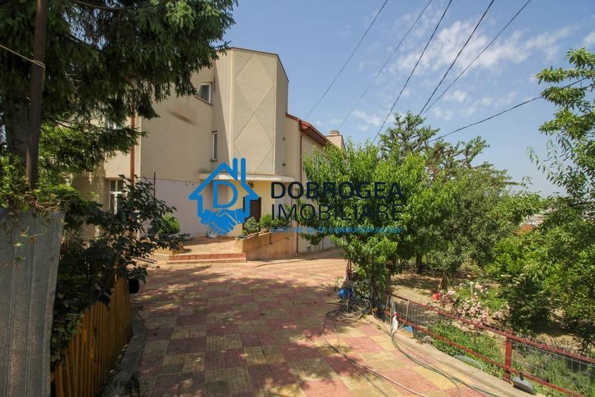 Casă individuală cu 8 camere cu Canalizare în Central